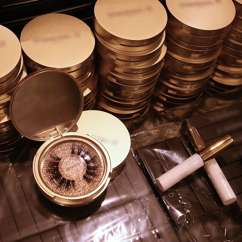 Is Your Lash Packaging Holding Your Brand Back? Discover the Beauty of the Gold Mirror Compact!